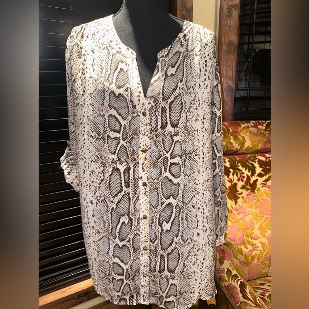 EUC Daniel Rainn  sheer snake print lightweight  blouse with sleeve stop Sz 1x
